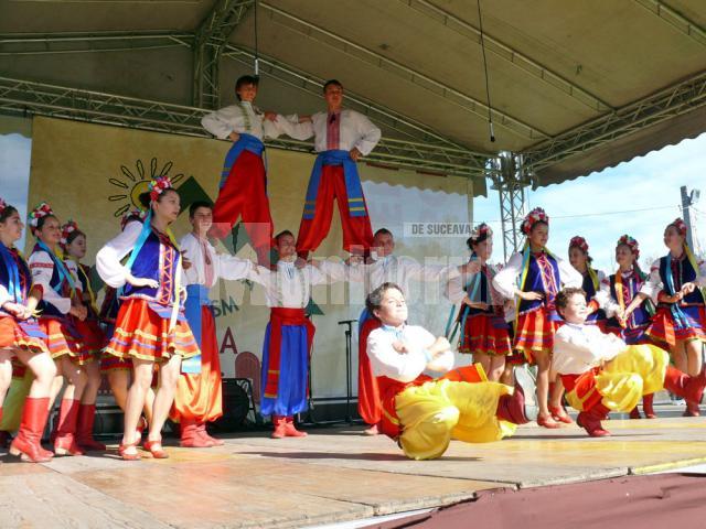 Festivalul hribului a reunit pensiunile din zonă, meşteri populari, ansambluri folclorice şi solişti de muzică populară