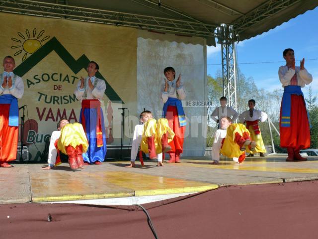 Festivalul hribului a reunit pensiunile din zonă, meşteri populari, ansambluri folclorice şi solişti de muzică populară