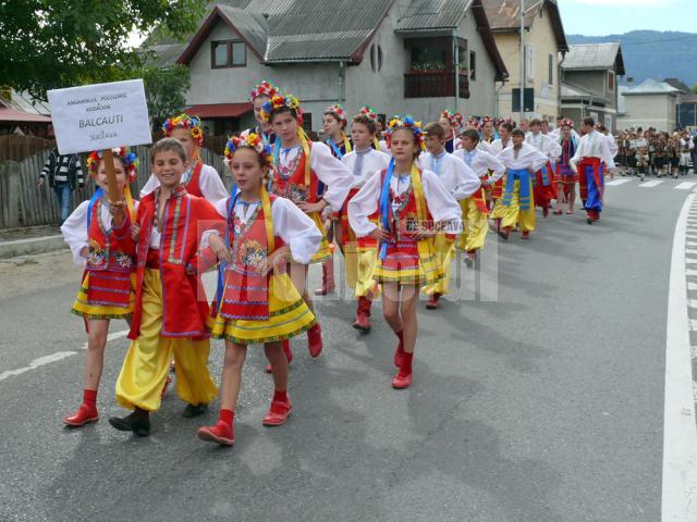 Festivalul hribului a reunit pensiunile din zonă, meşteri populari, ansambluri folclorice şi solişti de muzică populară