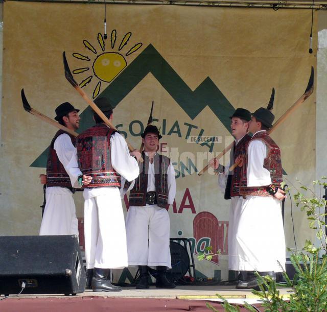 Festivalul hribului a reunit pensiunile din zonă, meşteri populari, ansambluri folclorice şi solişti de muzică populară