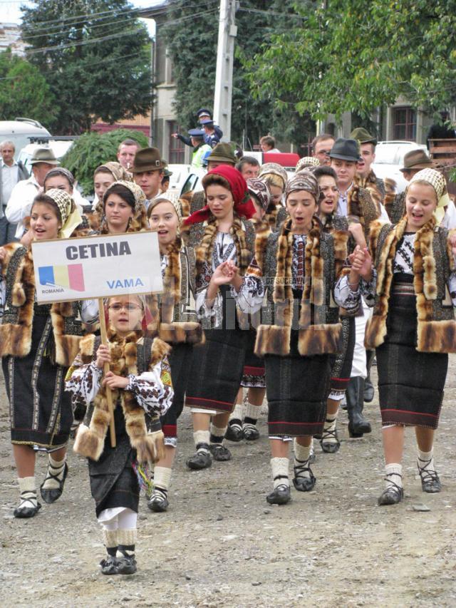 Festivalul hribului a reunit pensiunile din zonă, meşteri populari, ansambluri folclorice şi solişti de muzică populară