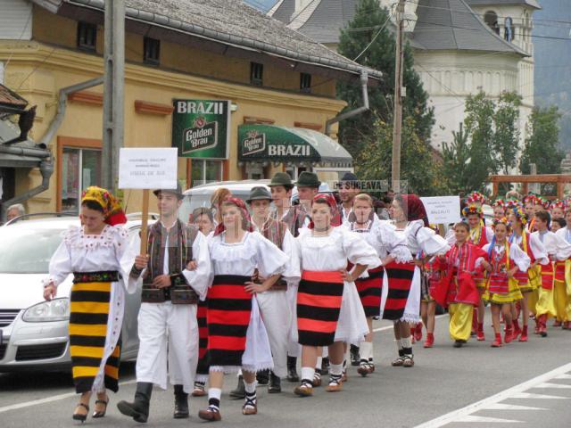 Festivalul hribului a reunit pensiunile din zonă, meşteri populari, ansambluri folclorice şi solişti de muzică populară