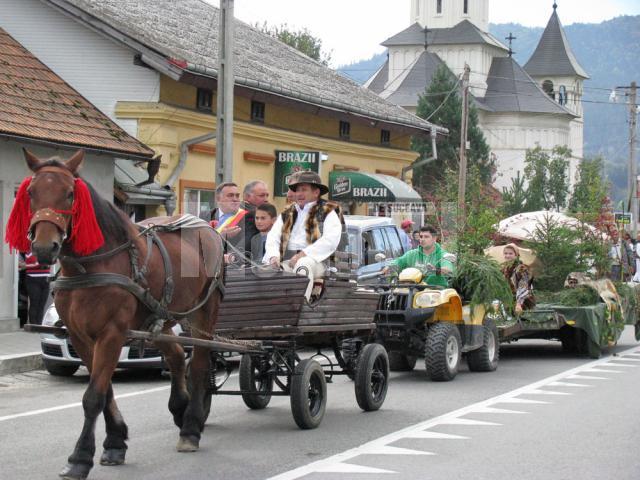 Festivalul hribului a reunit pensiunile din zonă, meşteri populari, ansambluri folclorice şi solişti de muzică populară