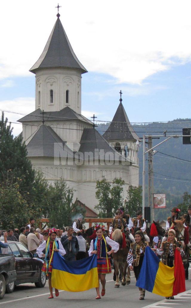 Festivalul hribului a reunit pensiunile din zonă, meşteri populari, ansambluri folclorice şi solişti de muzică populară