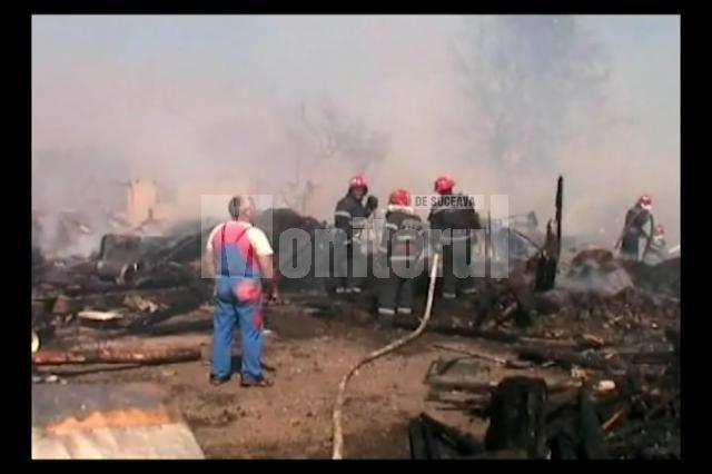 Gospodărie distrusă, în urma unui incendiu izbucnit de la sobă