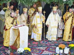 Una dintre cele mai vechi şi bine conservate biserici de lemn din Moldova a fost resfinţită