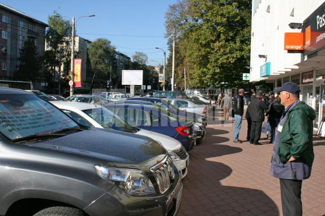 Clientul nemulţumit a parcat maşina în centrul oraşului, aşezând în dreptul parbrizului o pancartă cu mesaje de protest