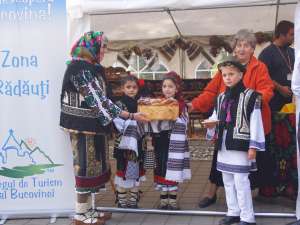 Turistii sunt intampinati cu paine si sare