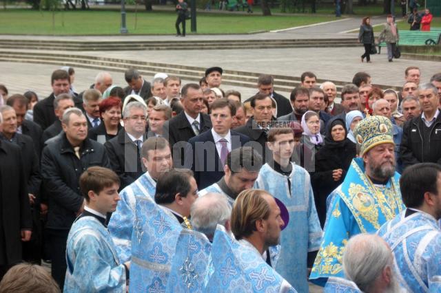 Ion Lungu şi Dorin Chirtoacă alaturi de Mitropolitul Moldovei, Vladimir