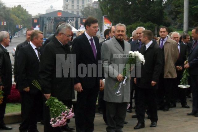 Ion Lungu, Dorin Chirtoacă şi Emil Constantinescu - depunere de flori la statuia lui Ştefan cel Mare