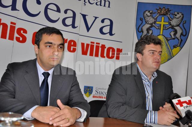 Directorul Camerei de Comerţ şi Industrie Suceava, Lucian Gheorghiu, şi preşedintele CJ Suceava, Cătălin Nechifor