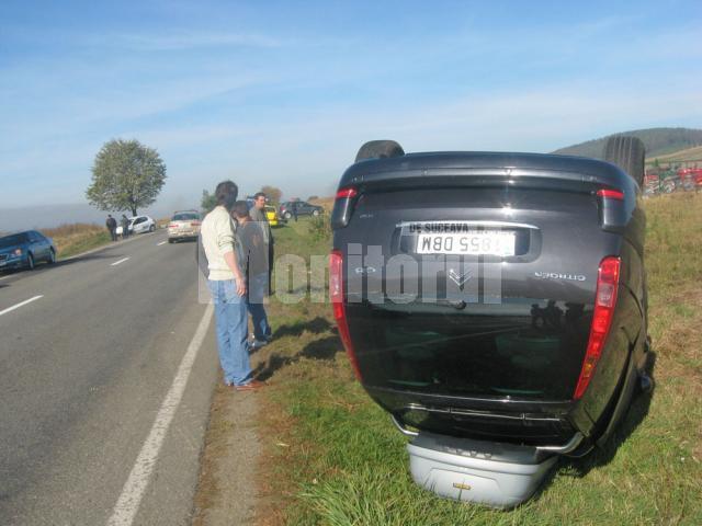 Maşina Citroen care s-a răsturnat şi, în plan îndepărtat, autoturismul Peugeot