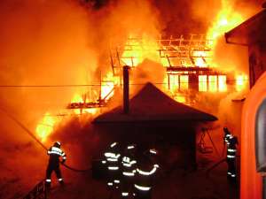 Incendiu devastator la două gospodării din Milişăuţi, pus de o mână criminală