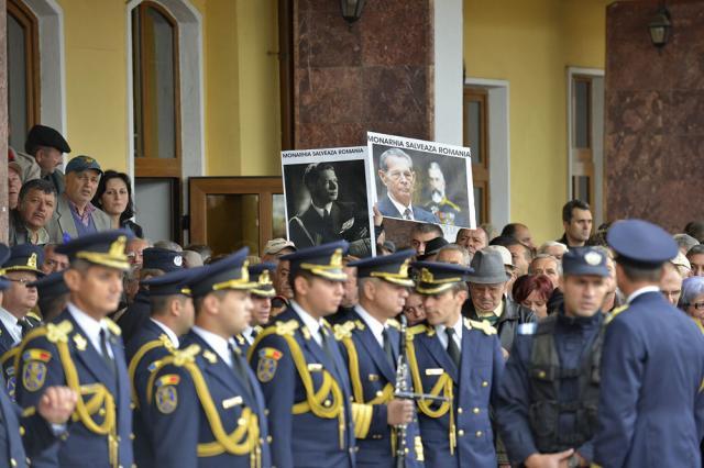 Cei trei membri ai Casei Regale au fost întâmpinaţi în sunetul fanfarei militare cu urale şi aplauze Foto: Mediafax