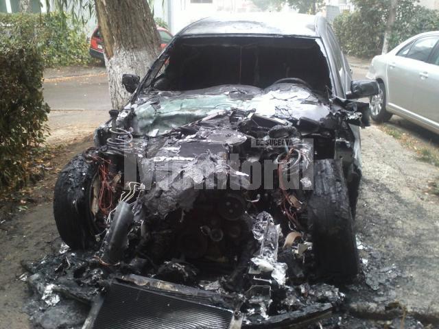BMW-ul folosit de un interlop din Suceava, incendiat intenționat în noapte