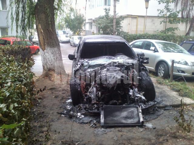 Maşina a fost distrusă de incendiu în proporţie de 50%