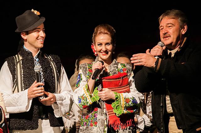 Alexandru Brădăţan şi Silvia Semeniuc, alături de primarul Marius Ursaciuc. Foto: George Checheriţă