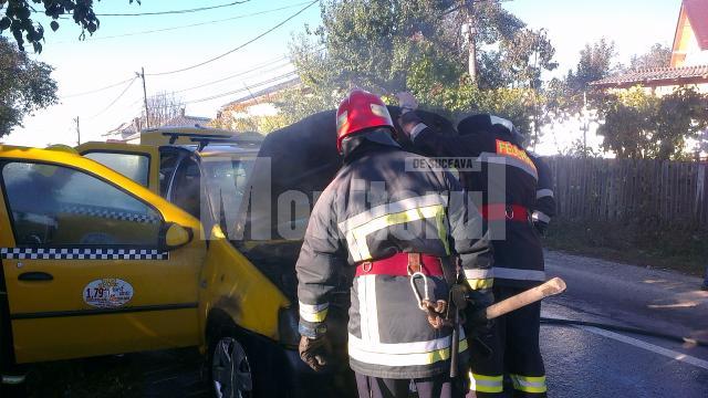 Taxi în flăcări, pe o stradă din Burdujeni Sat