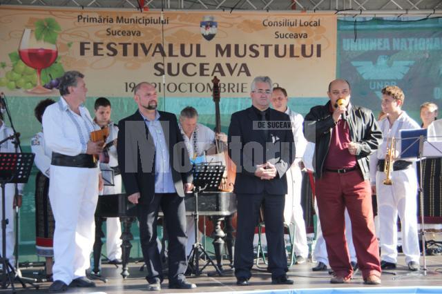 Primarul Ion Lungu şi reprezentanţii Consiliului Local, la deschiderea Festivalului Mustului