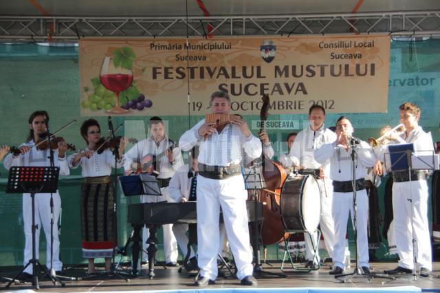 Ansamblul Rapsodia Bucovinei, în prima zi a festivalului