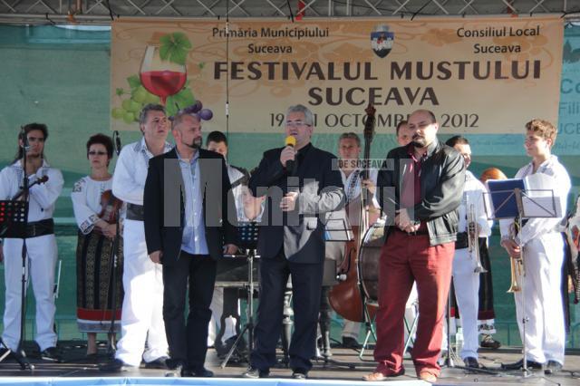 Primarul Ion Lungu şi reprezentanţii Consiliului Local, la deschiderea Festivalului Mustului