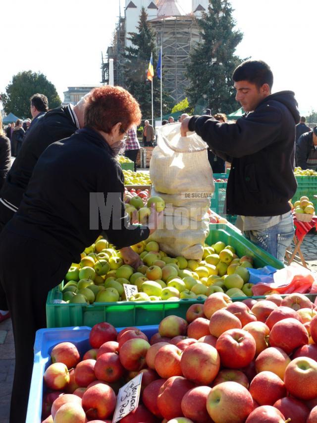 Sărbătoarea pomicultorilor din Fălticeni s-a desfăşurat în Piaţa „Nada Florilor”