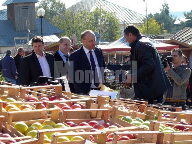 Sărbătoarea pomicultorilor din Fălticeni s-a desfăşurat în Piaţa „Nada Florilor”