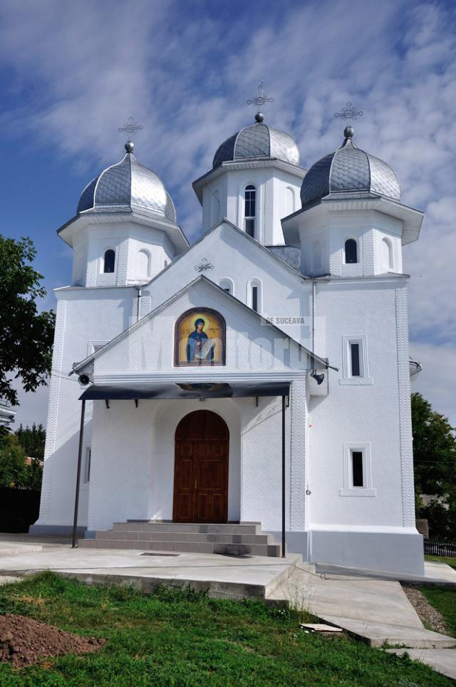 Biserica din satul Pleşeşti, la ceas de sărbătoare