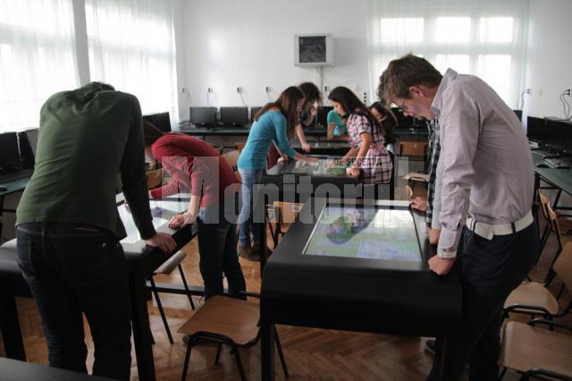Patru mese multitouch au intrat în dotarea unui laborator high-tech la Colegiul Naţional „Petru Rareș“