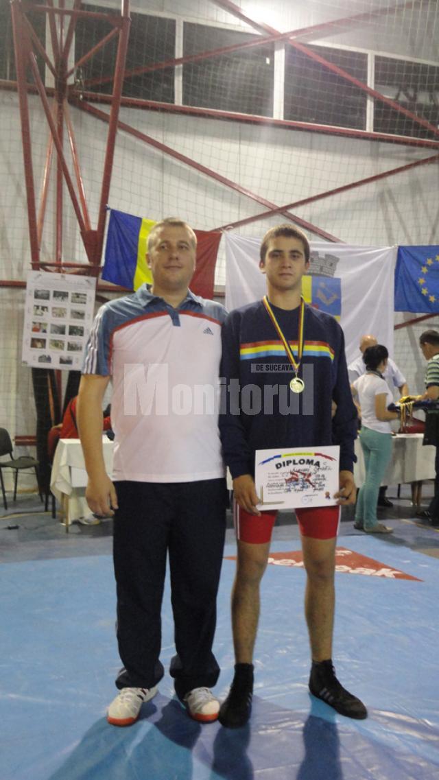 Antrenorul Daniel Ciubotaru alături de campionul Daniel Blănari