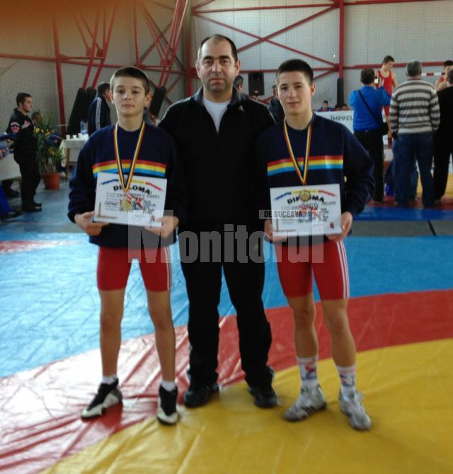 Campionii Viorel Strugariu şi Teodor Horătău alături de antrenorul Valerică Gherasim