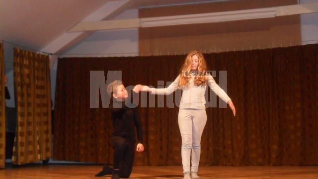 Doi elevi de la Bivolărie, Adelina Constandeş şi Alin Maţcu au făcut pantomimă pe scena bucureşteană