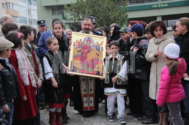 Părintele Nicolae Horga, aducând pe braţe Icoana Făcătoare de Minuni