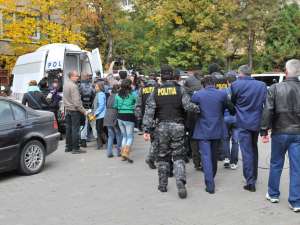 Şefii de tren şi conductorii reţinuţi joi după-amiază de procurorii Parchetului de pe lângă Tribunalul Braşov vor fi cercetaţi în libertate. Foto: Monitorul Expres de Braşov