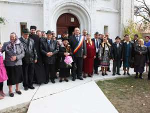 15 cupluri care au împlinit 50 de ani de căsătorie au fost sărbătorite ieri în Şcheia, fiind „cununate” de primarul comunei, Vasile Andriciuc