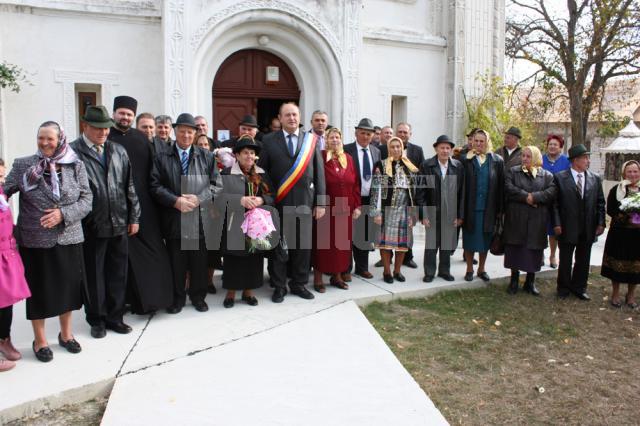 15 cupluri care au împlinit 50 de ani de căsătorie au fost sărbătorite ieri în Şcheia, fiind „cununate” de primarul comunei, Vasile Andriciuc