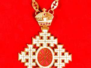 Crucea Patriarhală este cea mai înaltă distincţie care se conferă de către Patriarhul Bisericii Ortodoxe Române