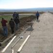 Agricultorii din Dărmăneşti şi Măriţei vor merge pe un drum betonat până la propriile ogoare