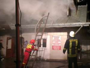 Incendiu puternic la o spălătorie auto