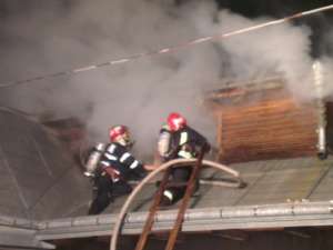 Incendiu puternic la o spălătorie auto