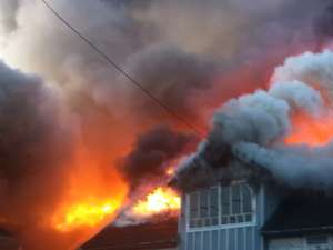 Un incendiu deosebit de violent a distrus aproape în totalitate gospodăriile a două familii din comuna Marginea