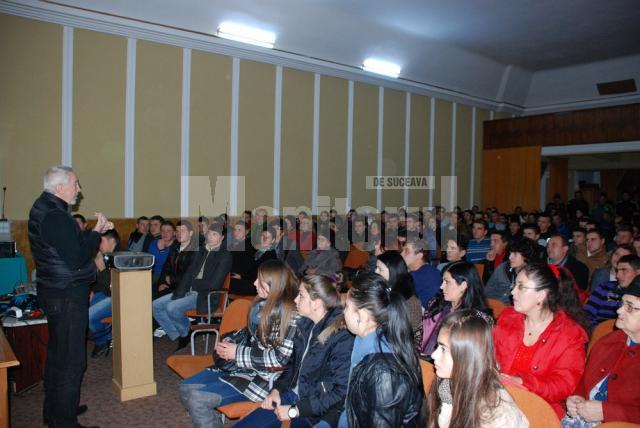 Regizorul Dan Chişu şi-a prezentat cel mai nou film în faţa elevilor jandarmi din Fălticeni