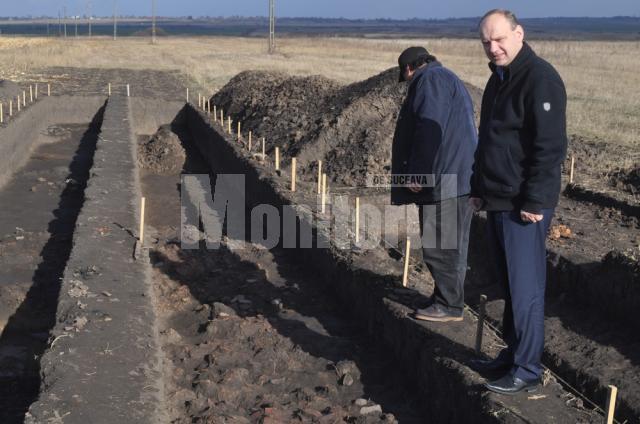 Ovidiu Donţu, candidatul USL pentru funcţia de senator în Colegiul nr. 3 Fălticeni, în vizită la şantierul arheologic din Baia