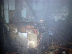 Băieţelul a fost găsit carbonizat în casa cuprinsă de flăcări