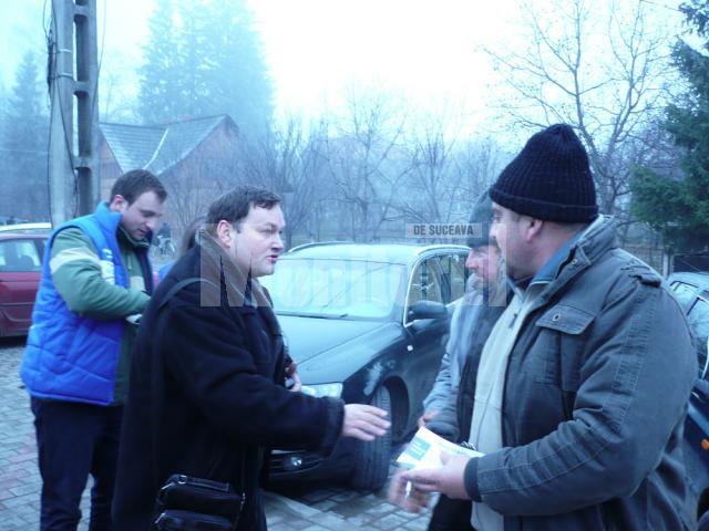 Marius Vatavu a discutat cu cetăţenii prezenţi în piaţa din Vicovu de Sus