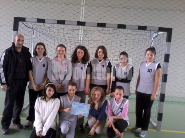 Echipa de fotbal feminin-gimnaziu a Colegiului Naţional „Petru Rareş” s-a calificat la faza zonală a  Olimpiadei Naţionale a Sportului Şcolar