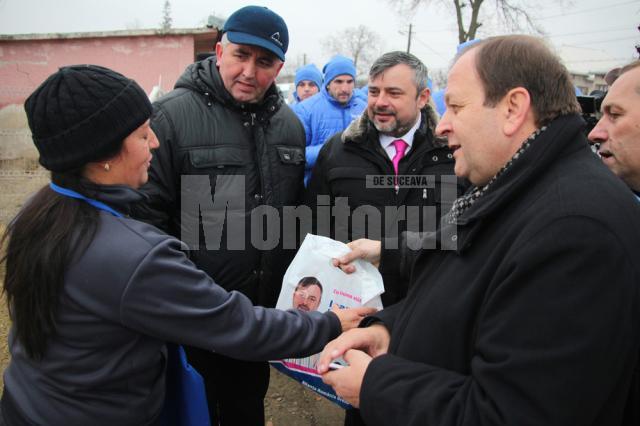 Deputatul PDL Ioan Balan şi Gheorghe Flutur au fost prezenţi, în cursul zilei de ieri, în Salcea, acolo unde au discutat cu alegătorii, cărora le-au prezentat ceea ce îşi doresc să realizeze pentru acest oraş