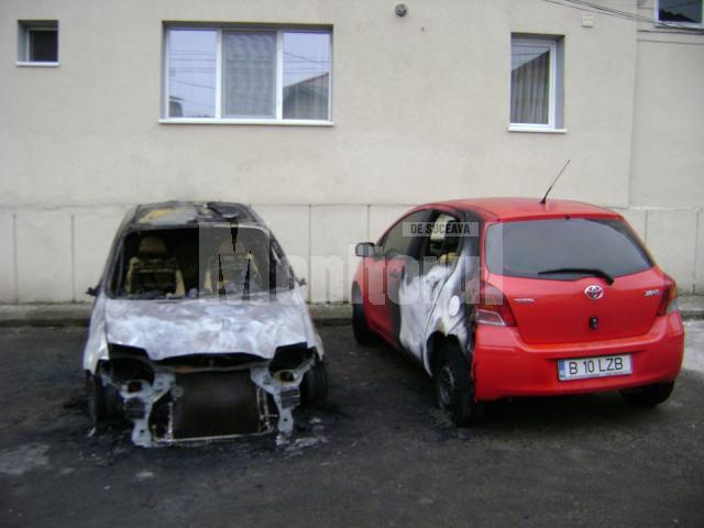 Cele două autoturisme incendiate pe strada Oituz