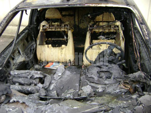 Cele două autoturisme incendiate pe strada Oituz