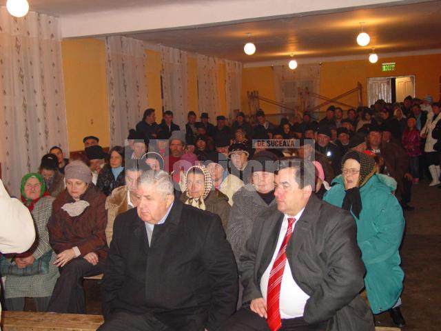 Senatorul PSD Gavril Mîrza, care candidează din partea USL pentru funcţia de deputat în Colegiul nr. 3 Cajvana s-u întâlnit cu peste 400 de susţinători din satele Părhăuţi şi Costâna, din comuna Todireşti